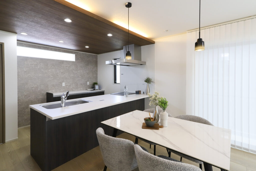 倉吉市福庭町平屋モデルハウス　キッチン　LDK